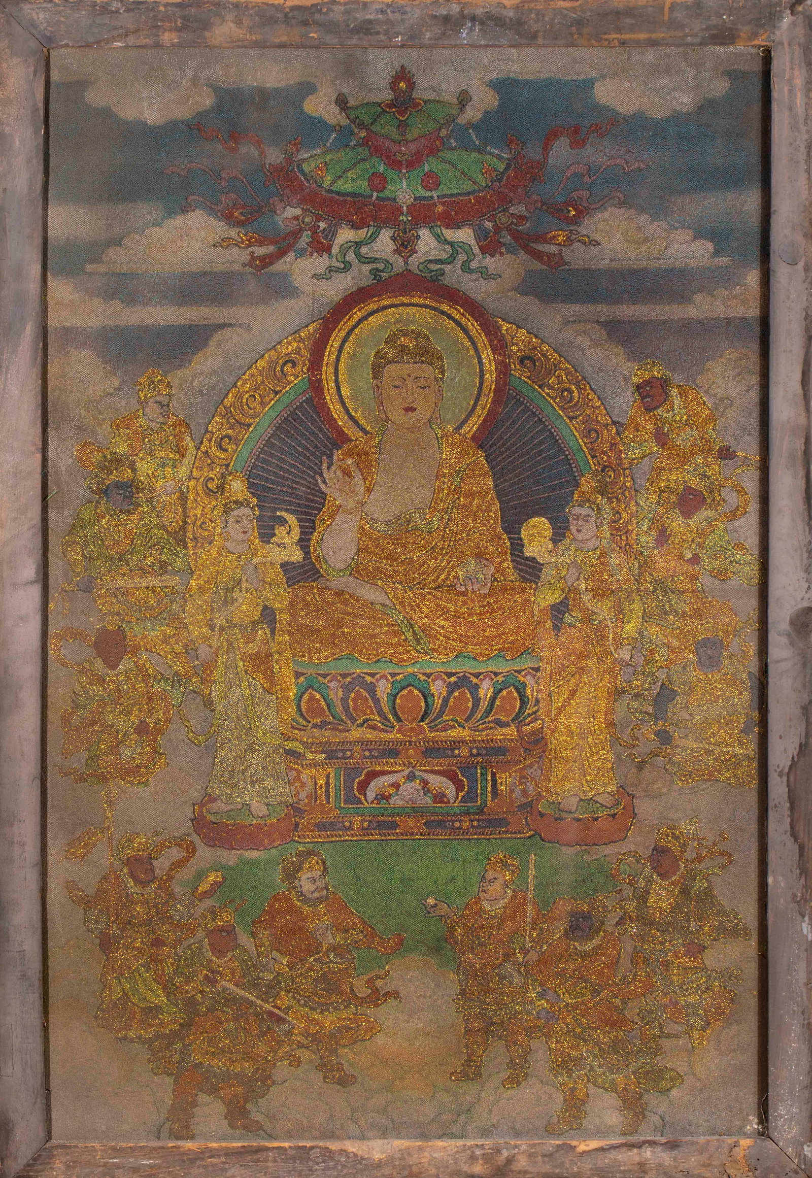 Before the Ming Dynasty, cypress silk and Buddha's teachings were like hanging screens.: Wooden frame mounted woven gold thangka. The Lord of the center is Sakyamuni Buddha, sitting on the lotus platform, wearing a woven gold Buddha dress and making a statement. On both sides of the