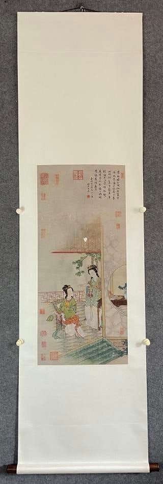 Wen Jia Shi NV tu vertical axis: The silk book is colored with vertical shaft, and the white silk is mounted with wooden shaft head. The picture depicts the scene of a lady in the courtyard. Two ancient women are between pavilions