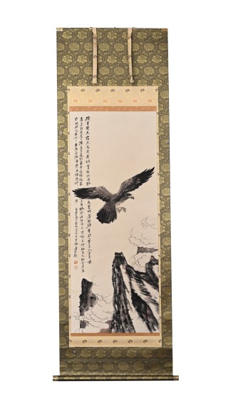 Zhang Daqian's Flying Eagle Map: The paper is colored with vertical shaft, mounted with ancient brocade and silk, and equipped with metal shaft head. The picture shows that the rocks are steep, the sea of clouds fills the air, and