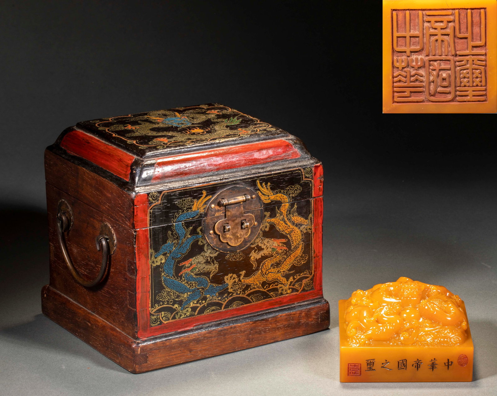Tian Huangshi Dragon Play Pearl Seal in the First Year of Hongxian: Square Tian Huangshi seal, engraved with the inscription "Seal of Chinese Empire" on the side of the seal body, printed with Yangwen seal script. The printing button is a high relief wrapped by dragon