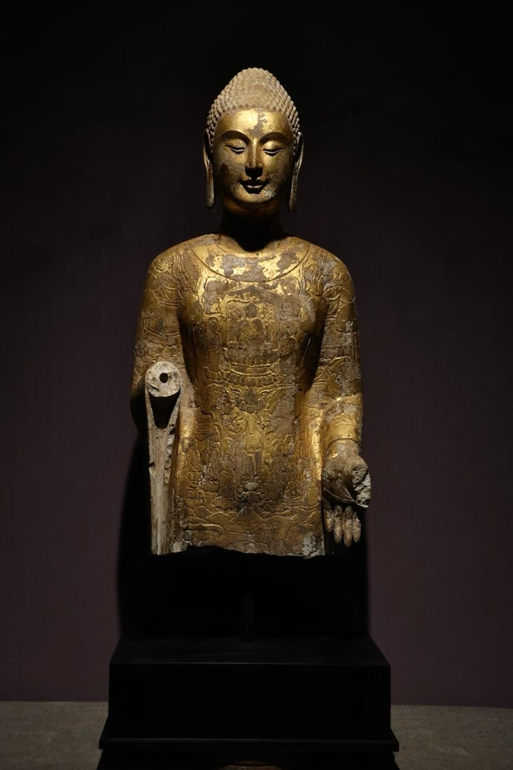 The bust of gilded Lusher.: Stone Buddha statue, the body is complete, the hand is damaged. The whole body is covered with gold, and the clothes are full of carvings of Buddhist biographies and thousands of Buddha patterns, and