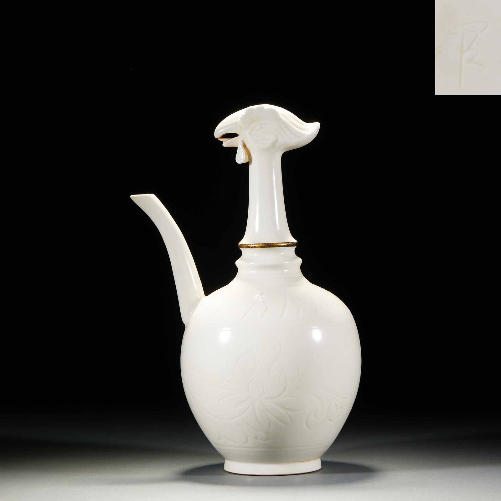 Ding Yao Ji Guan Hu: White glaze is applied to the whole body, and the glaze is bright, moist and white. The hukou is shaped like a phoenix head, with an open beak and distinct crested feathers. Long neck, with a