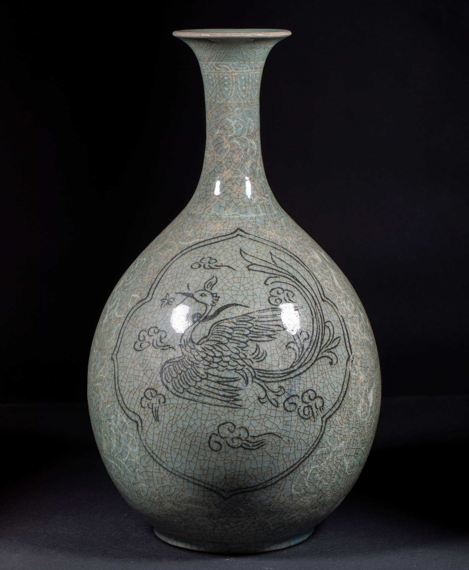 Korean celadon phoenix figure jade pot spring: The bottle is shaped like a jade pot in spring, with a long neck, a bulging belly and a full circle. Full-body green glaze, covered with fine pieces. The belly of the bottle is opened, and the