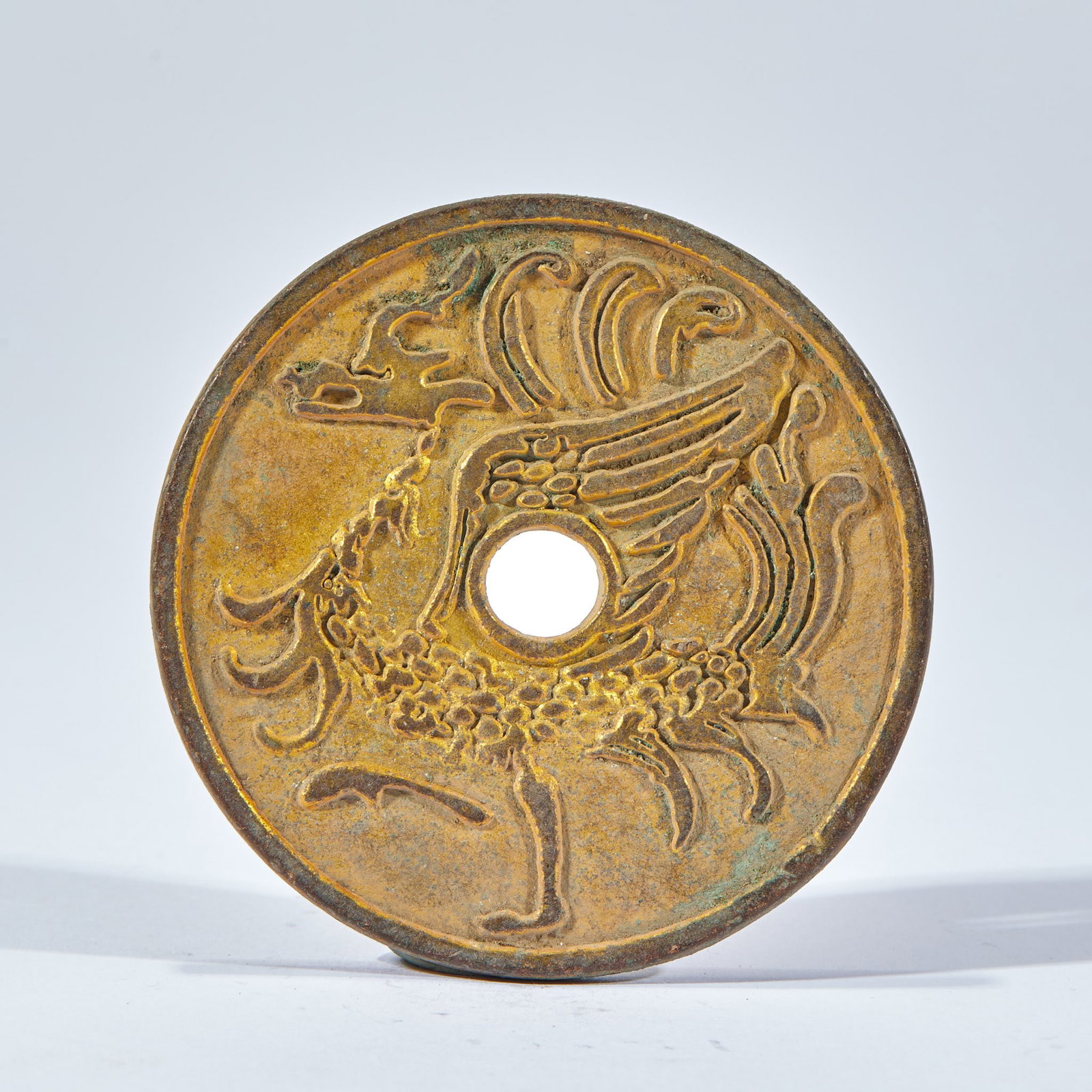 Ruishou spends money.: Round, with a round hole in the middle. The body of the money is gilded with gold, and the surface of the device is highly embossed with phoenix patterns. The phoenix wings are layered, the tail