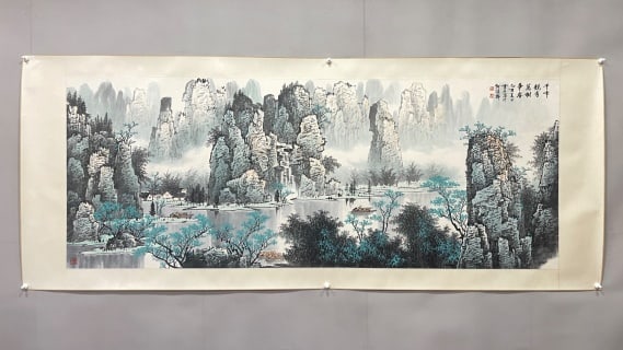 Landscape map of Lijiang River in Bai Xueshi: The whole picture is a mounted banner landscape Chinese painting, with karst peaks and forests painted in the heart. There are many peaks in the picture, the rocks are steep and straight, the mountain