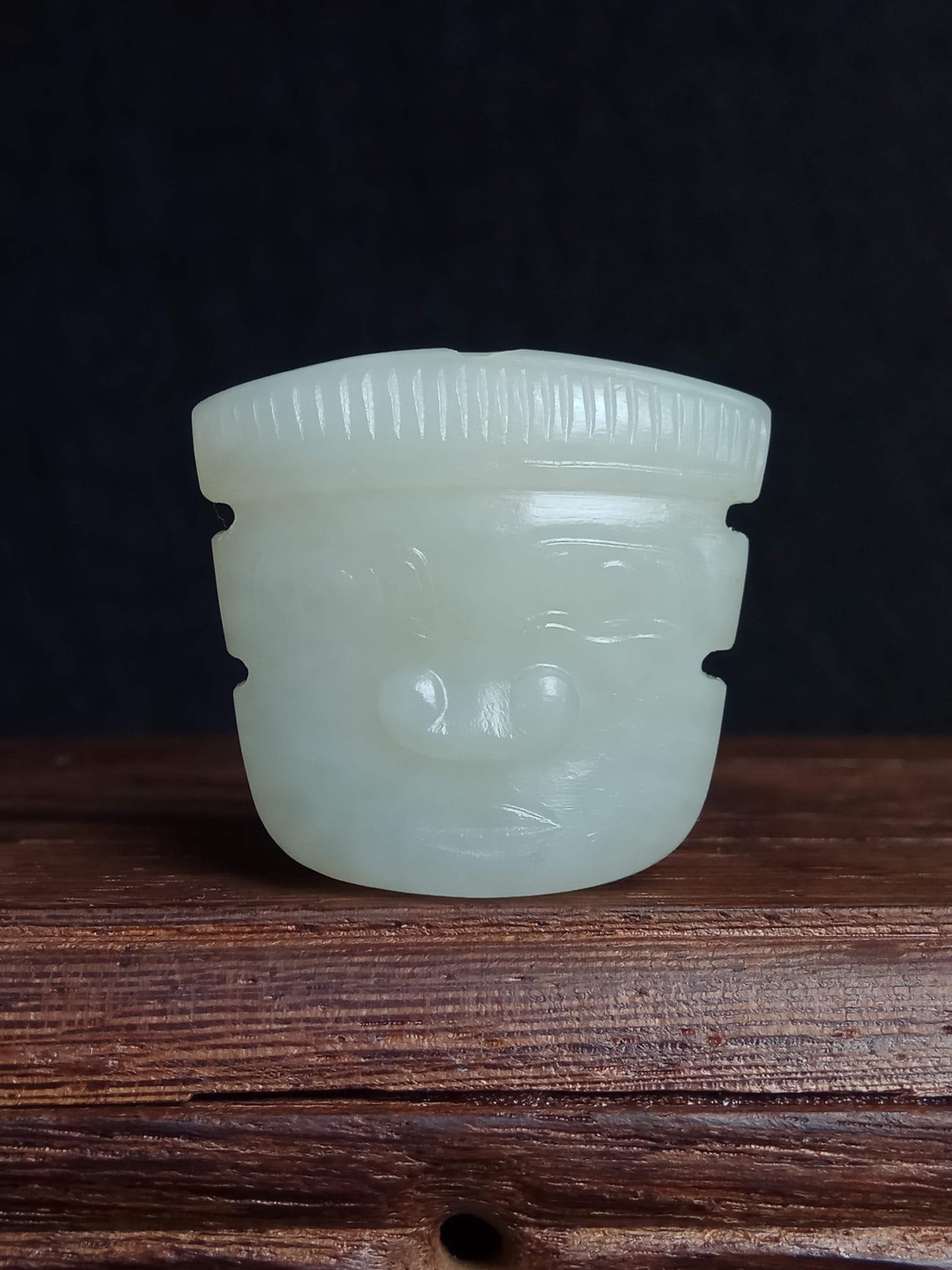 Gao Guyu Shang and Zhou Jade Articles Lao Hetian Baiyu Shenren Faceprint Yu Pei: The blue-white jade face is worn, and the whole face is flat and shield-shaped. The crown with vertical chords is carved on the top, and the eyes, protruding nose and mouth are carved on the face.