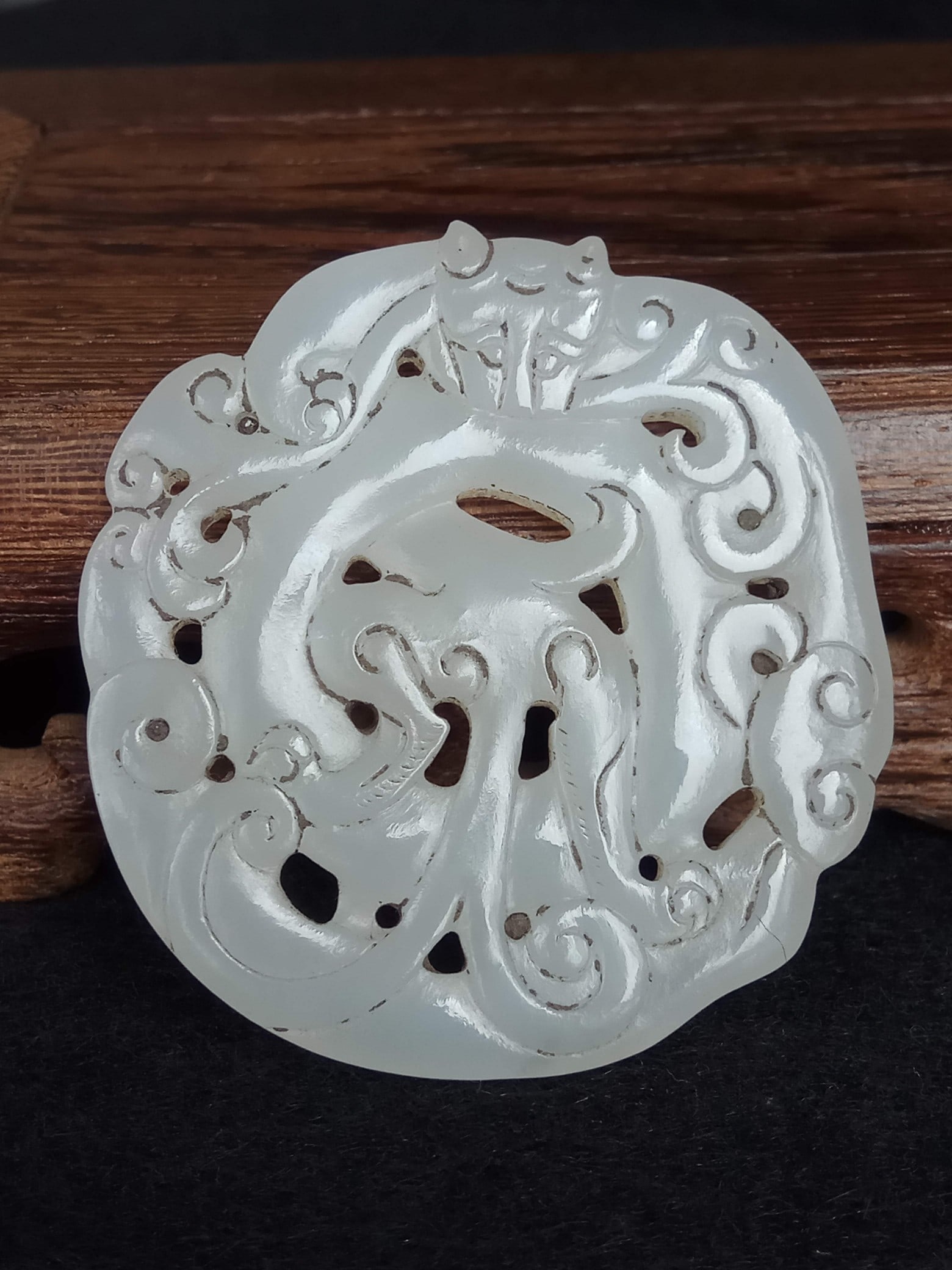 Gao Gu Yu Han Dynasty Hetian White Jade Carved Tiger Yu Pei Pendant: White jade is round and hollow. The main body is carved with dragon patterns, surrounded by cirrus ornamentation, hollowed out in many places, the lines are curled and turned, and the jade is bright