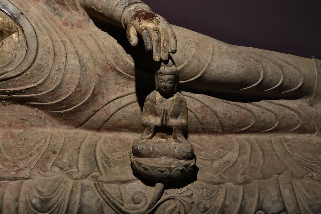 Gold-painted sleeping Buddha statue - 3