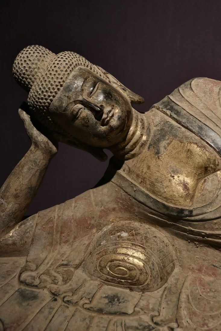 Gold-painted sleeping Buddha statue - 4