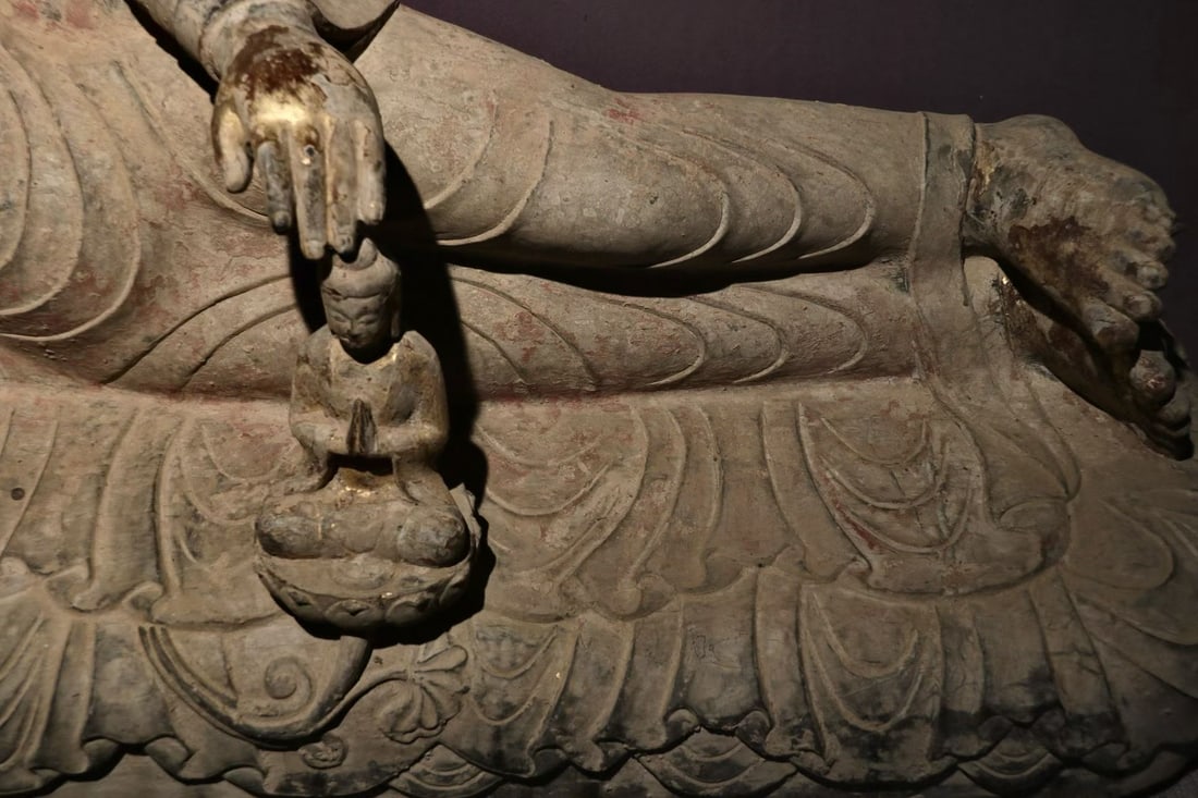 Gold-painted sleeping Buddha statue - 5
