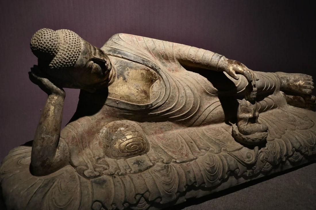 Gold-painted sleeping Buddha statue - 6