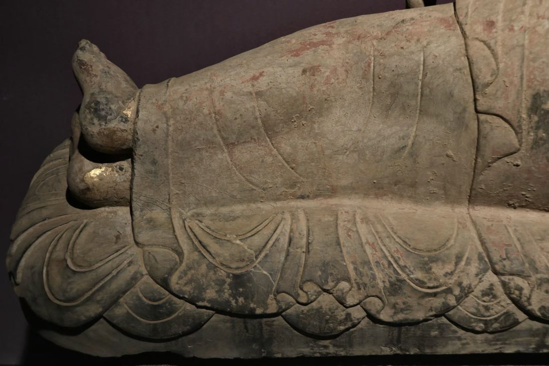 Gold-painted sleeping Buddha statue - 7