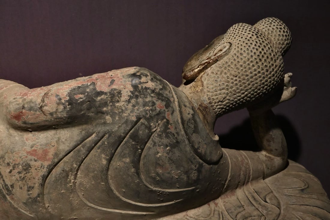 Gold-painted sleeping Buddha statue - 8