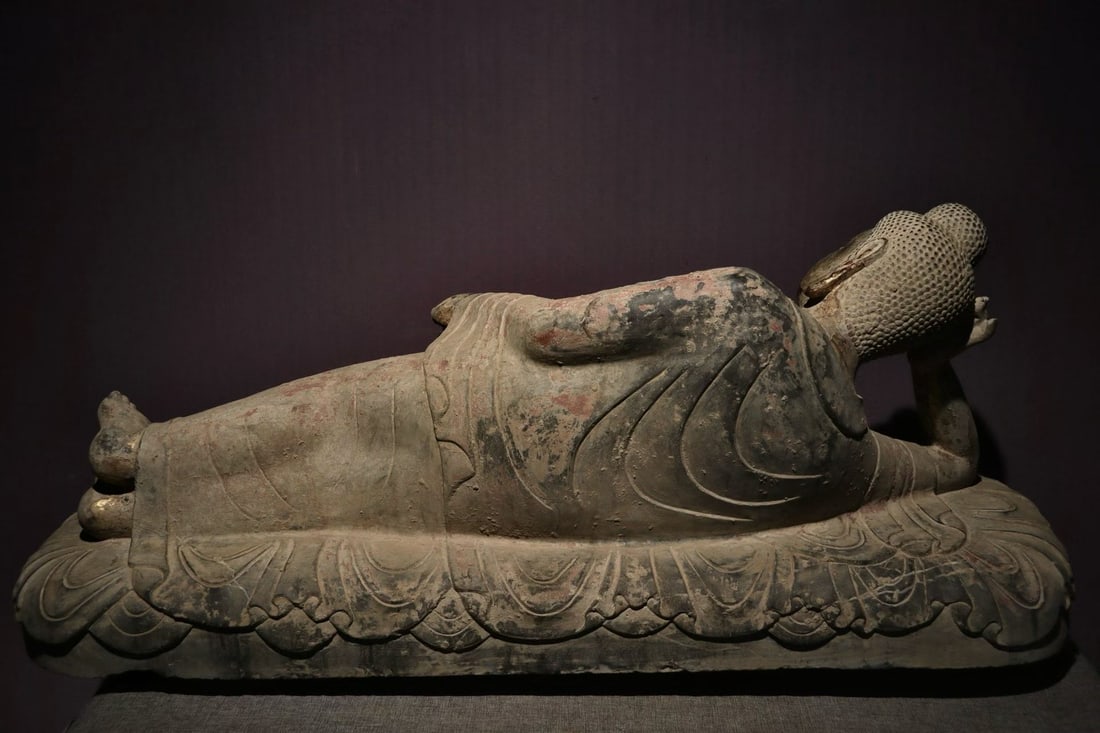 Gold-painted sleeping Buddha statue - 9