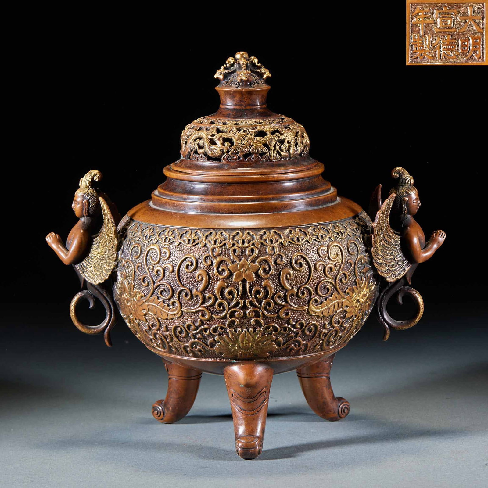 Daming Xuande Annual Copper-gilded Ear Aromatherapy Furnace: Copper fuming stove, the main body of which is bronzed, and the decorative pattern is locally gilded. The furnace cover is hollowed out, carved with dragon patterns and the theme of auspicious