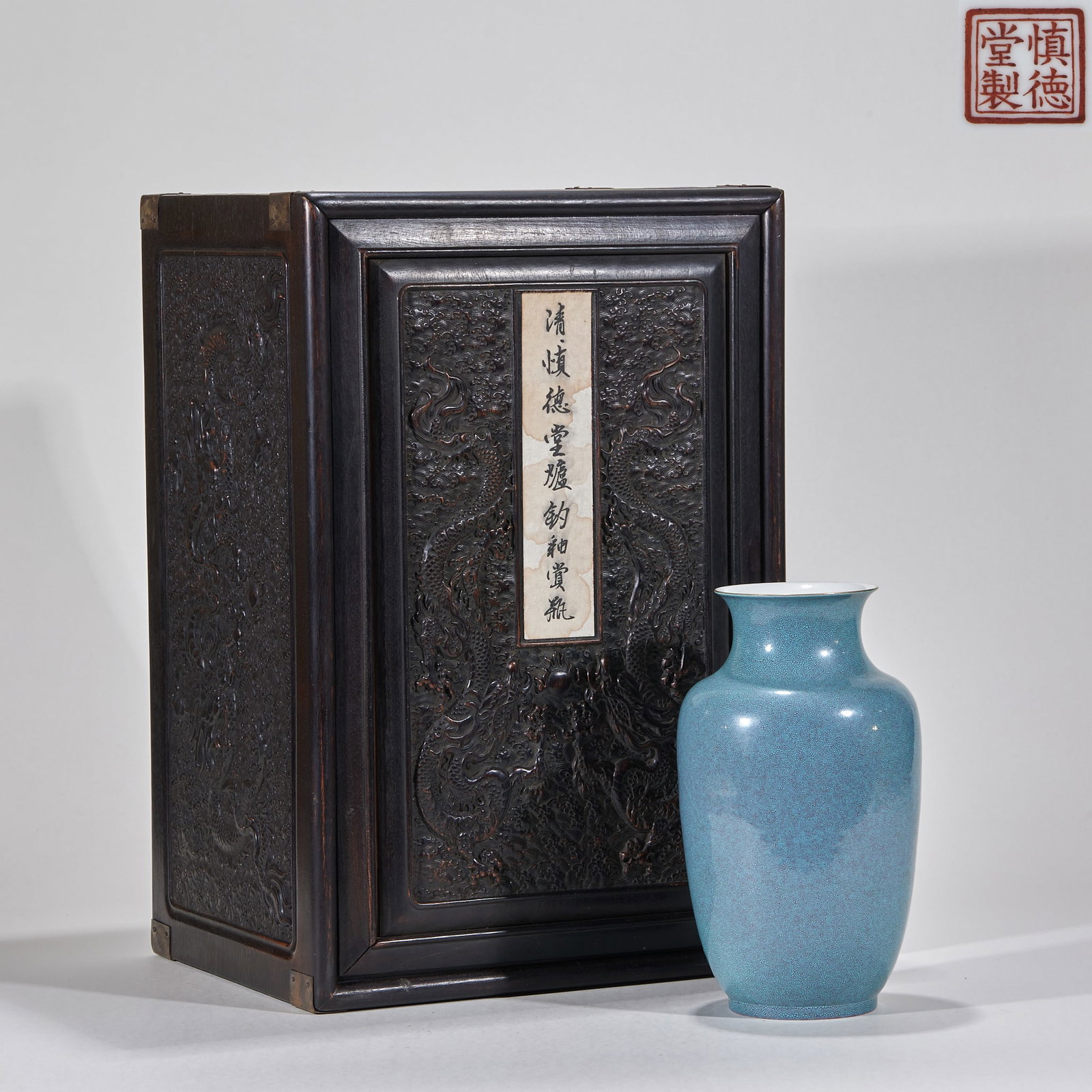 Qing Shen de Tang furnace glaze appreciation bottle: Enjoy the bottle with furnace jun glaze. The bottle body is covered with blue-purple fine furnace jun glaze, and the inside of the bottle mouth is covered with white glaze. Matching the original dark