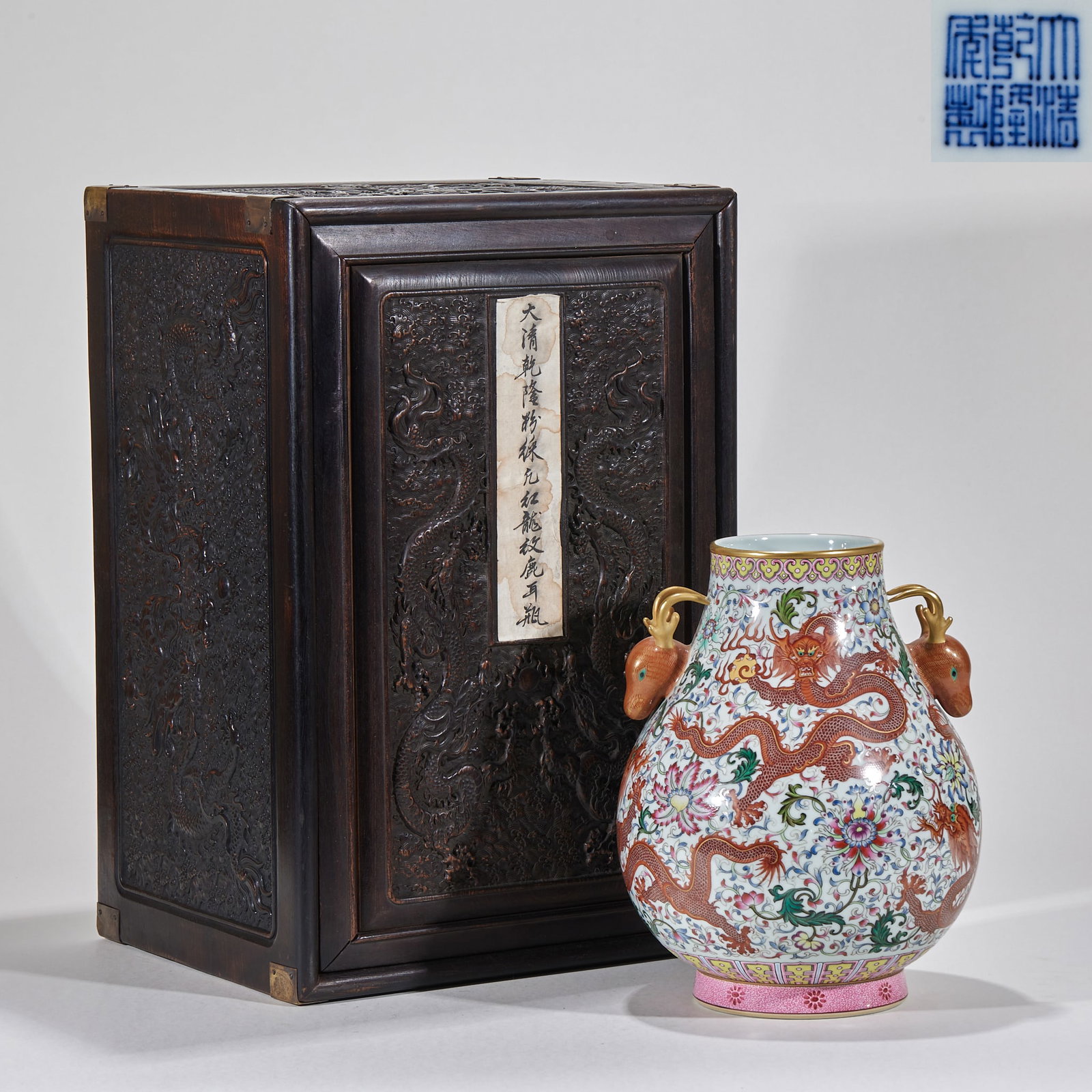Year-old pastel dragon deer ear statue in Qianlong of Qing Dynasty: Pastel deer ears are respected, and the body is painted with pastel flowers and red dragon patterns. The mouth edge and feet are decorated with multiple colored glazes, and a pair of deer head-shaped
