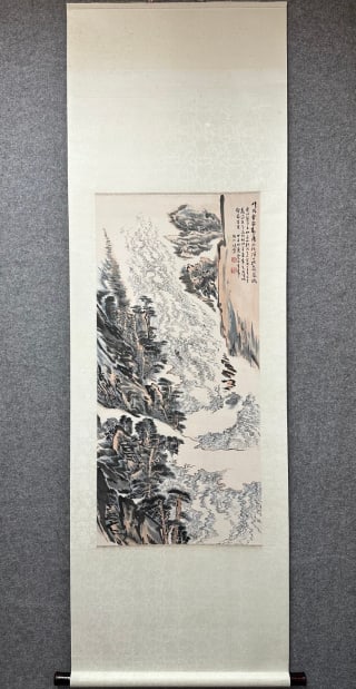 Vertical axis of Lu Yanshao Xiajiang boating map: Vertical shaft mounting, paper color landscape painting. The picture depicts high mountains and canyons, the mountains are towering, the clouds are lingering in the mountains, the pines and cypresses 