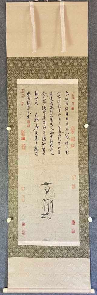 Tang Yin figure vertical axis: Vertical shaft mounting, paper-based ink pen figure. In the lower part of the screen, a small portrait of an ancient scholar wearing a hat is painted, and the clothes are outlined with simple lines;