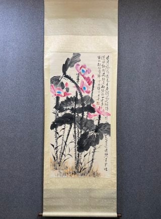 Shilu lotus map: Vertical shaft mounting, paper color lotus. Draw several lotus flowers on the screen, the petals are red, the lotus leaves are written in splash ink, the lotus stems are tall and straight, and the