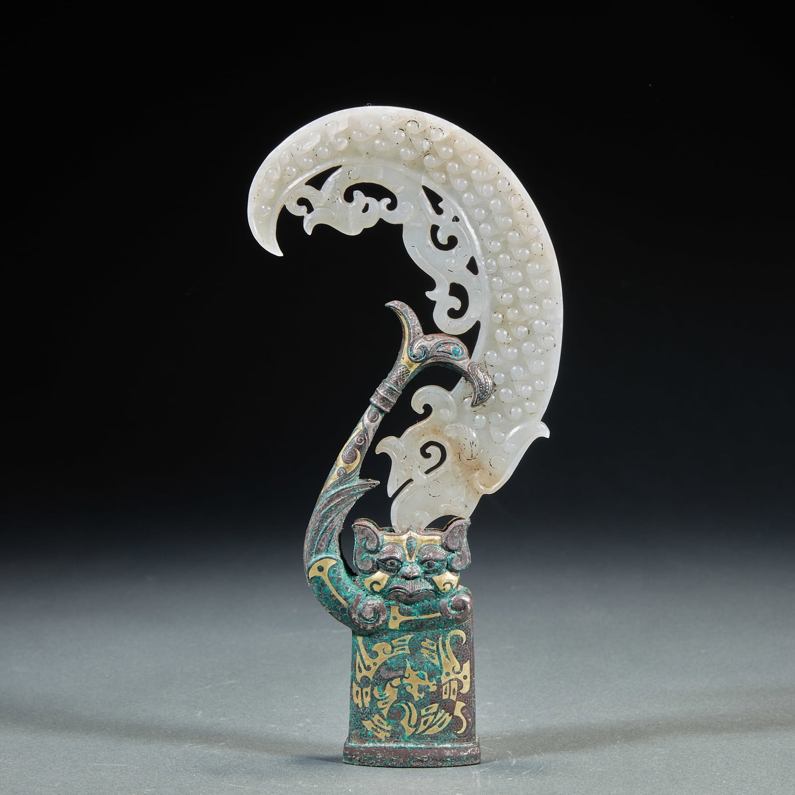 Gold and silver inlaid with white jade, dragon and phoenix pattern, Gezun: The upper part is white jade, the objects are arc-shaped, the jade pieces are carved with dragon and phoenix patterns, the surface is covered with valley patterns, and the carving patterns are