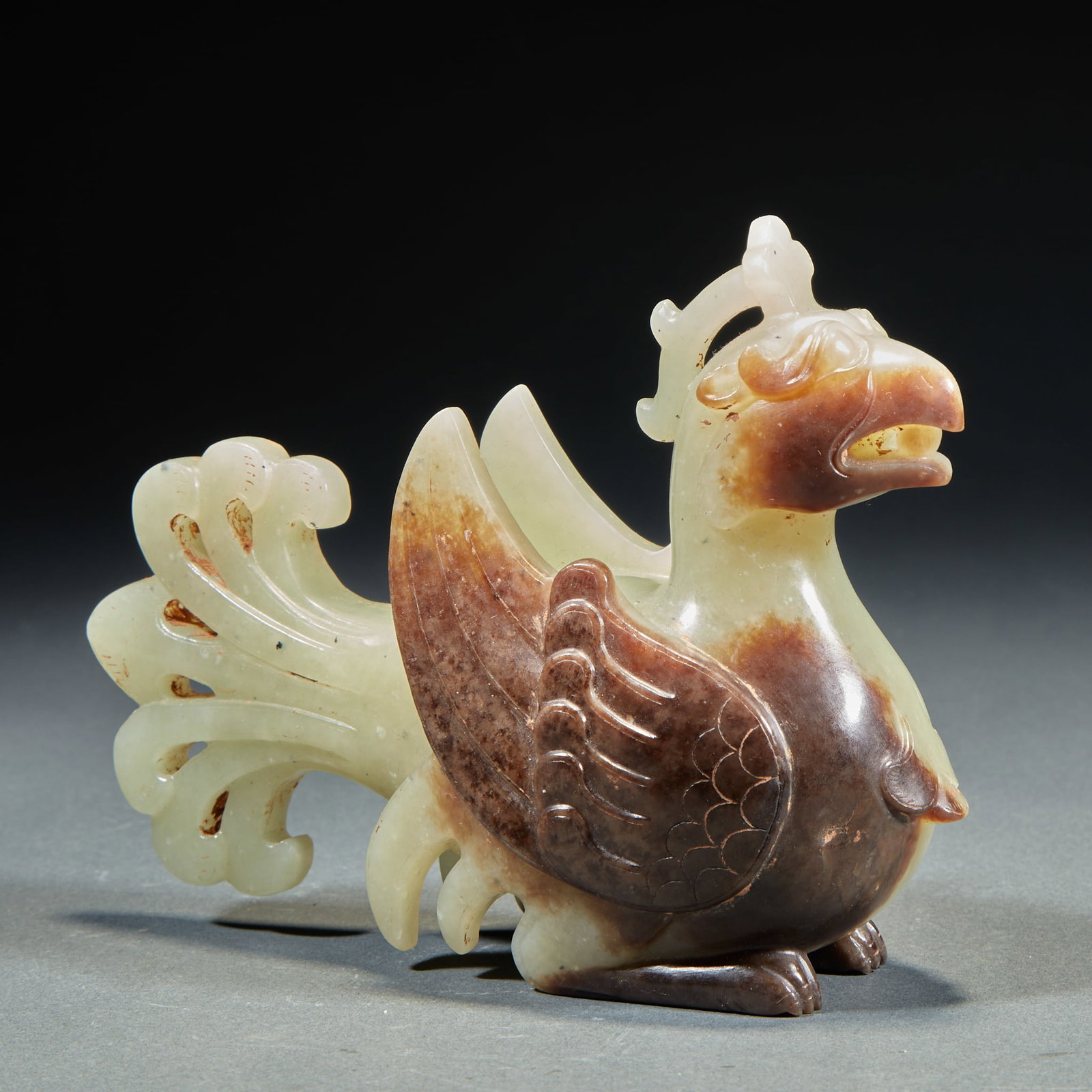 Hetian jade suzaku: Hetian jade, jade material with brown and red. The whole device is carved with a round phoenix, and the phoenix bird is in a crouching posture. The top of the head is decorated with a crown, and the