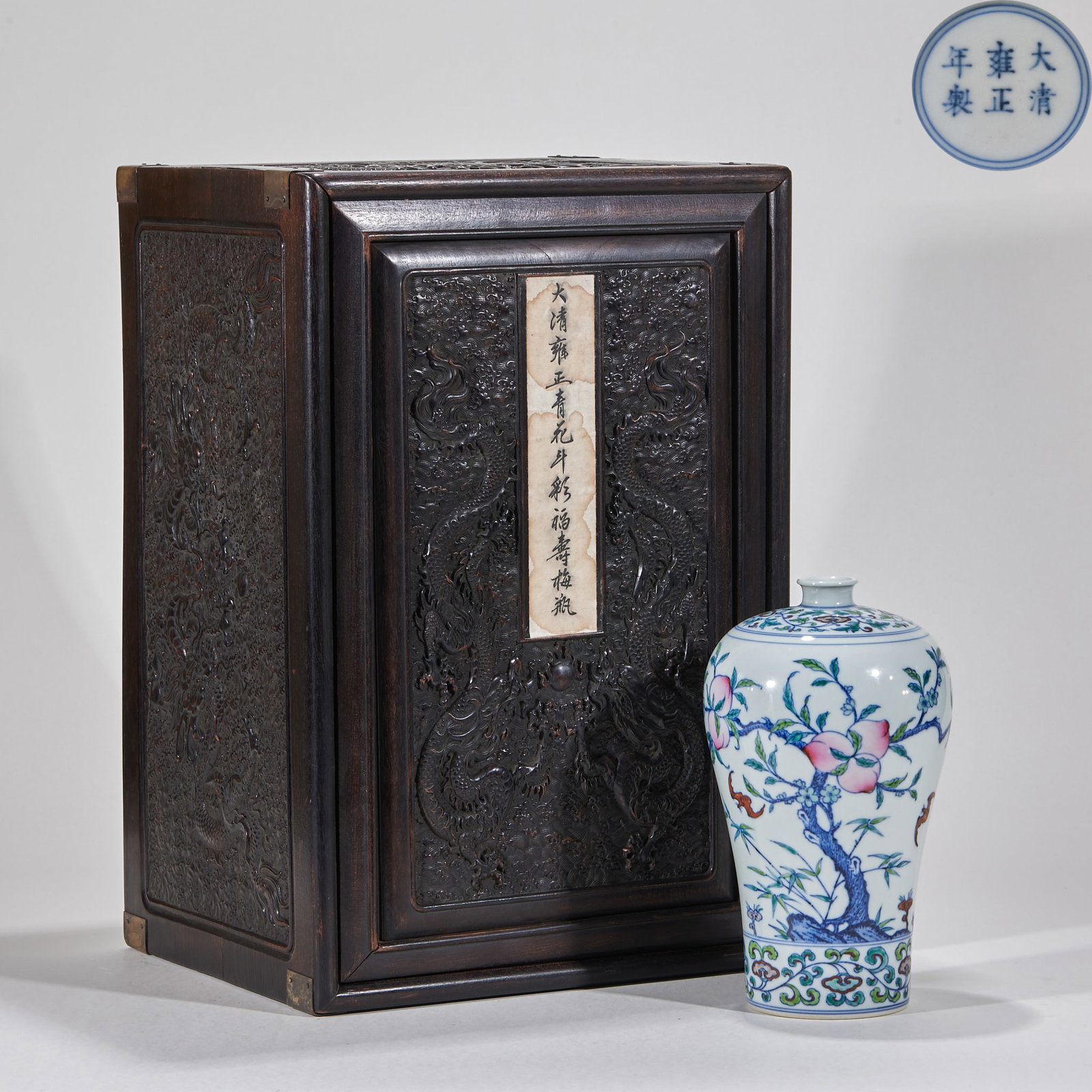 Qing dynasty Yongzheng annual system of fighting color and longevity plum bottles: The bottle is plum-shaped, with a small mouth, a short neck, rich shoulders, rounded abdomen and full feet. The bottle body is painted with the pattern of nine peaches' longevity by the