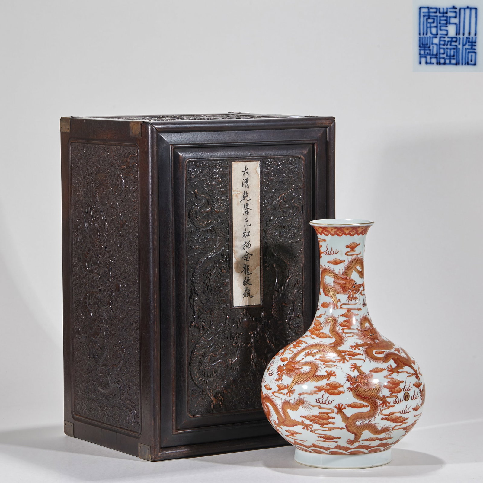 Qing Qianlong Annual Fanhong Gold-tracing Dragon Pattern Bottle: Lip-skimming, long neck, bulging belly, full circle, for the bottle appreciation device type. The whole body is covered with white ground, and a group of dragon patterns are drawn through the landscap