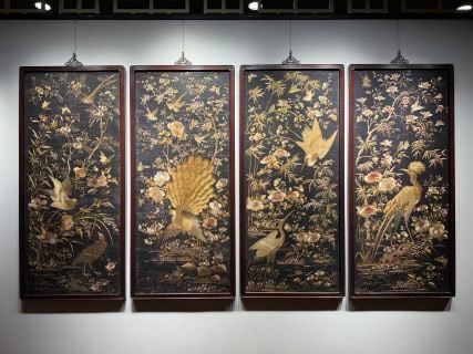 A set of Guangdong embroidery flowers and birds in the late Qing Dynasty and the Republic of China: A set of four hanging screens, with mahogany frame, black painted screen center and gold painting technology. The four fans draw different themes of Swiss birds and flowers, quail, peacock, ribbon
