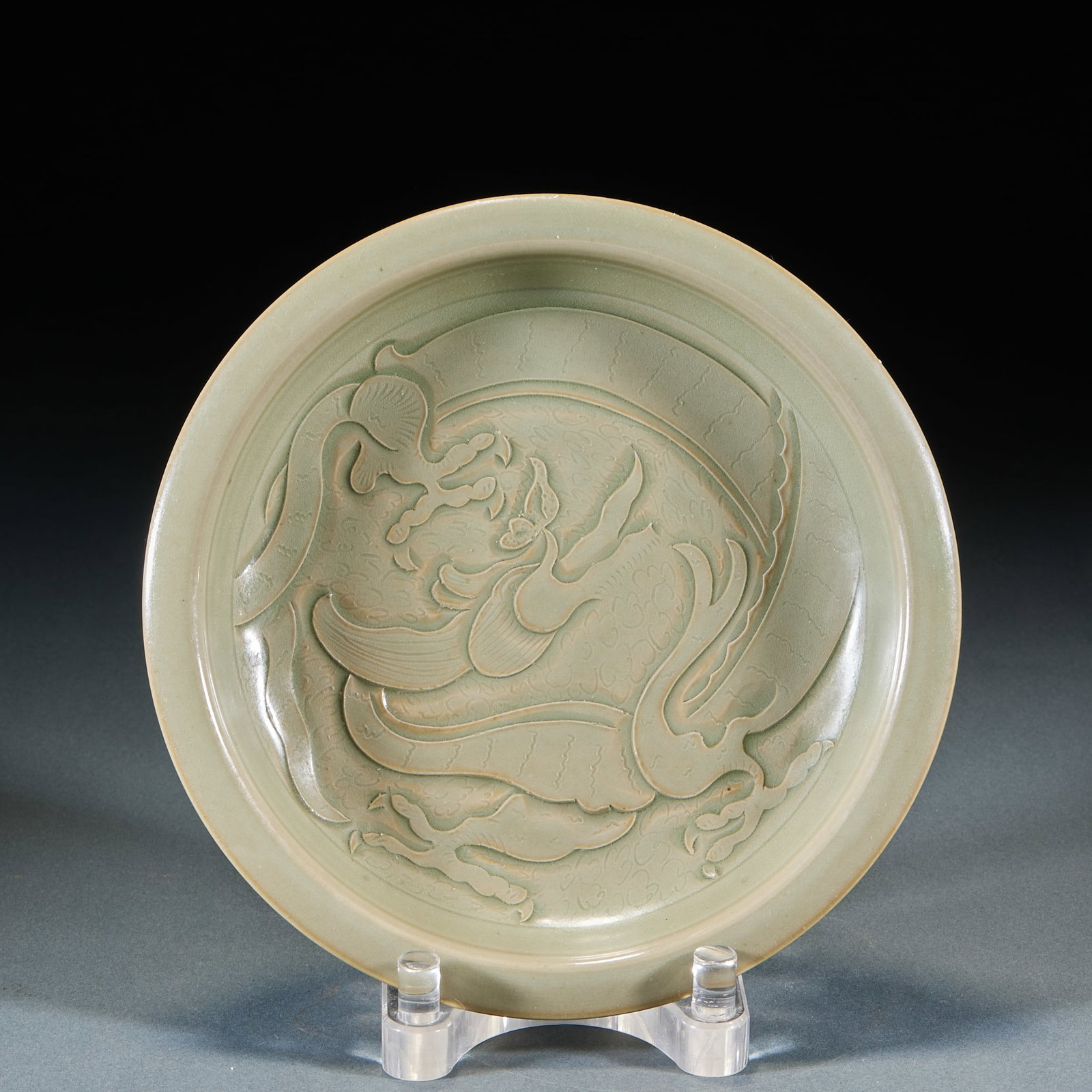 Cross-kiln folded edge dragon plate: Fold along the shallow plate, and the green glaze is warm and moist. The center of the dish is carved with wings flying like a phoenix, and the wings of the phoenix bird are layered, and the