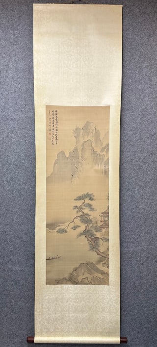 Qikun landscape silk vertical axis: The original mounting vertical shaft, silk color. The picture is painted with mountains and mountains, and the clouds are shrouded in the mountains. The close-up pines are inclined out, and the pavili