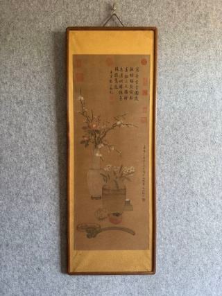 Lu zhi's age toward the map: Wooden frame mounting, silk color. The picture is painted with plum blossoms in a bottle, matched with Bo Gu furnishings such as flowerpots, ruyi and fruits. There are many lines of poems written on