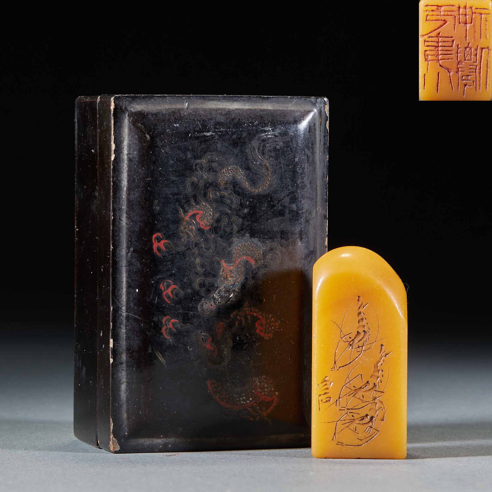 Qi Bai Shi Tian Huang Shi Xia seal: The seal is made of yellow stone, and the side of the seal body is engraved with a picture of a group of shrimps, with small characters beside it, and the seal face is engraved with Zhu characters