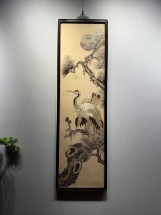 Shu Embroidered Pine Crane in Qing Dynasty to prolong life.: Dark wood frame mounted silk screen. The picture is woven with branches of Pinus ponderosa, on which two red-crowned cranes stand, lined with a full moon, and the overall color is simple and elegant,