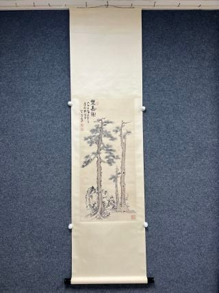 Zhang Daqian's double birthday picture: The original vertical shaft was mounted, and the silk was mounted, and the top of the sky was complete. The core painting depicts three Gu Song trees, the trunk of pine trees is tall and straight,