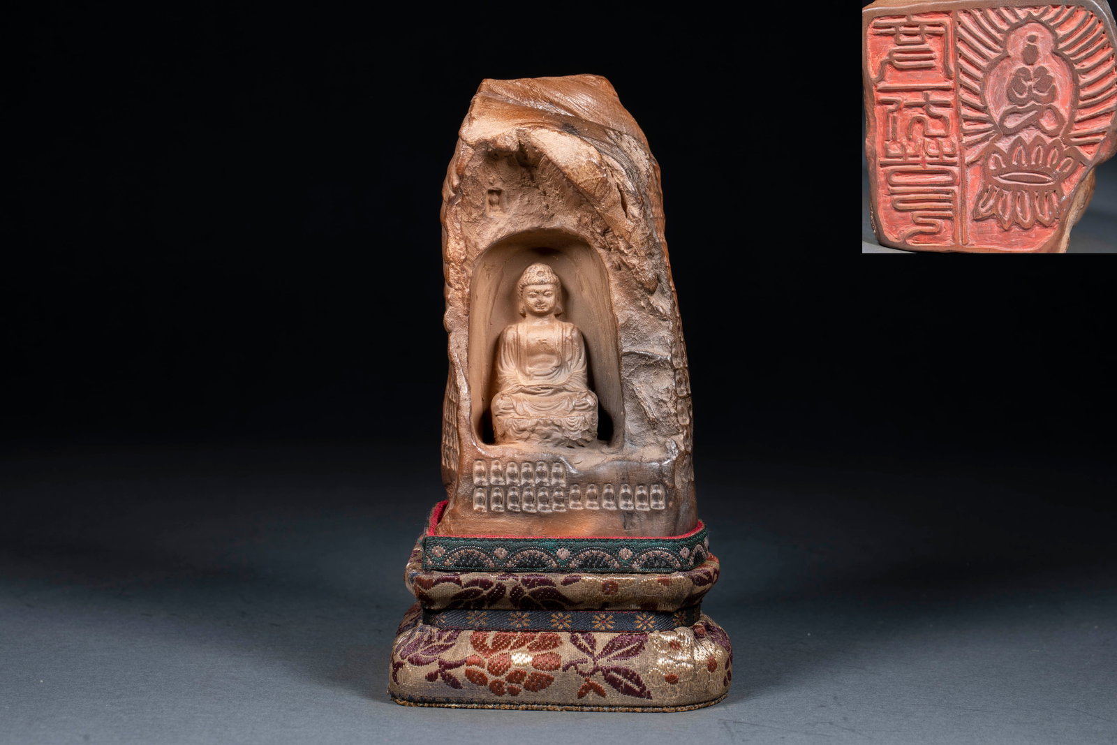 Bingzi's winter dharma shows the seals of all buddhas.: The stone material is Shoushan stone, which follows the shape of the mountain and simulates the appearance of the grottoes. A niche is dug in the mountain, and the Buddha is carved in the niche, and