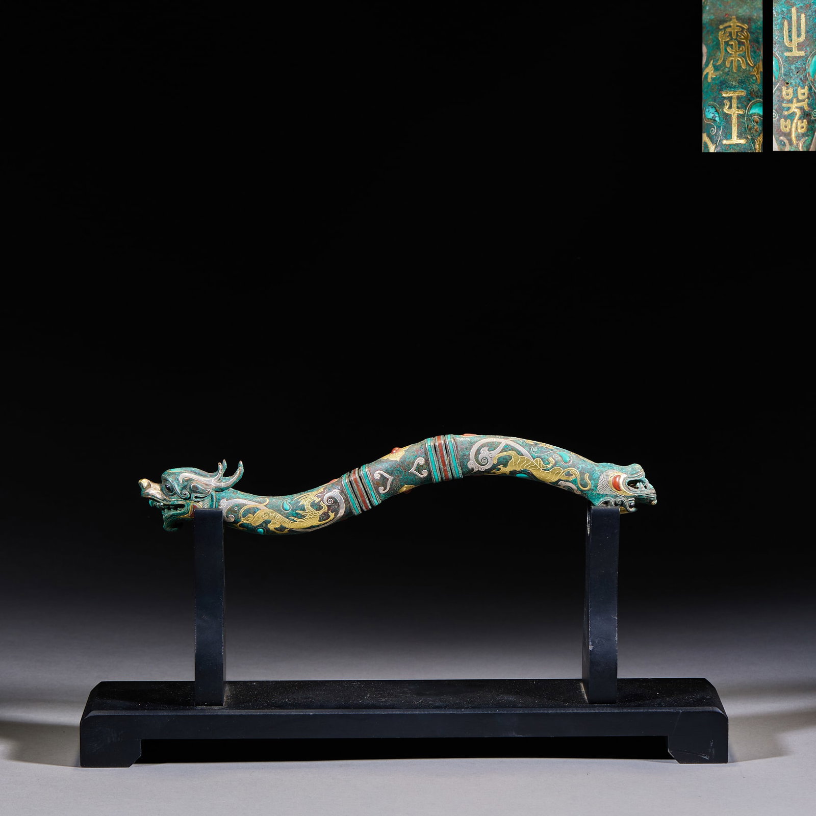 Inlaid-Gold-and-Silver Dragon-Head Tiger-Head Belt Hook, 'Qinwang' Superior Vessel: A long bronze belt hook with dragon heads at both ends; the body is inlaid throughout with gold and silver in dragon-phoenix cloud motifs with coloured inlay, and bears an inscription. The workmanship