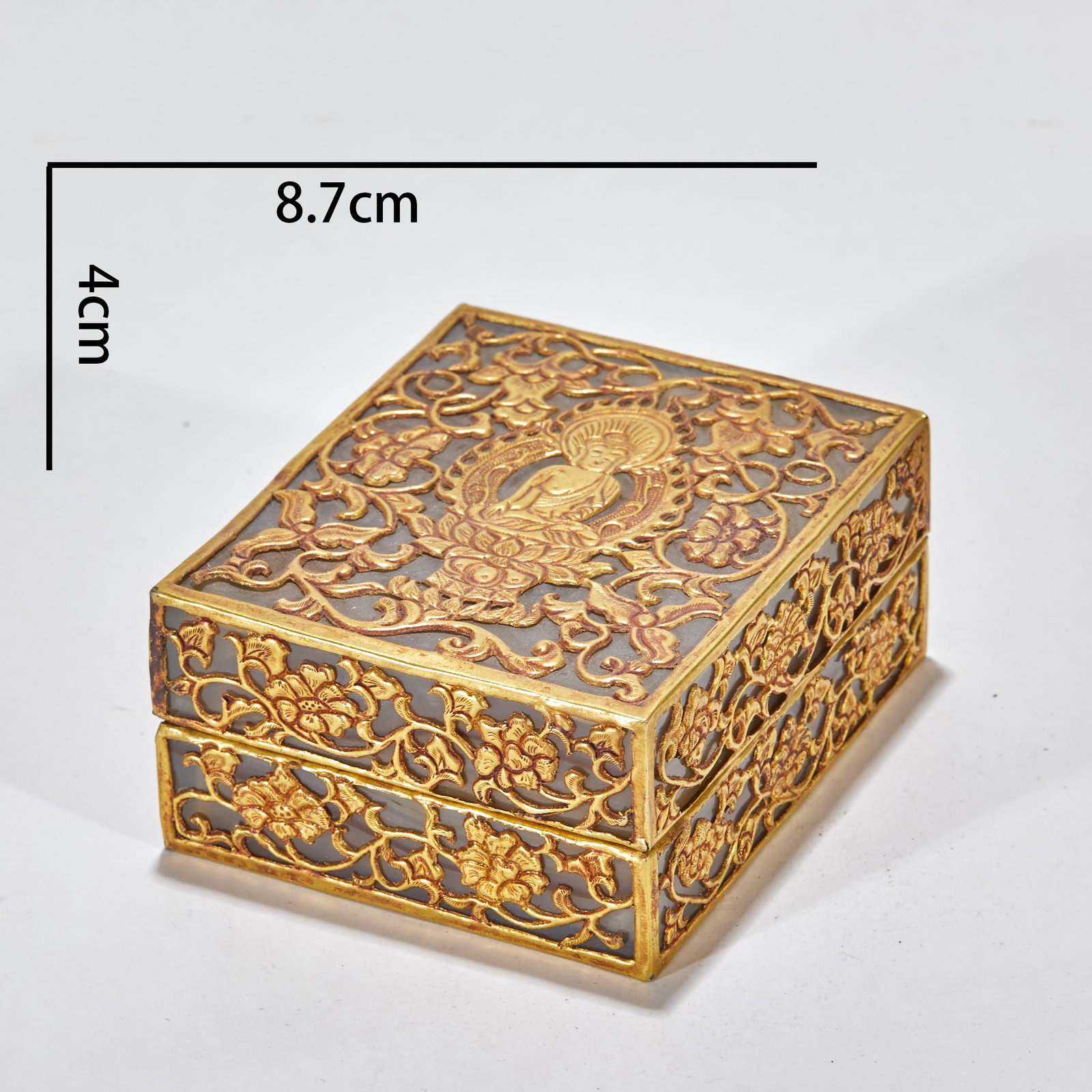 Liao-Dynasty Agate Gold-Wrapped Covered Box: A Liao agate covered box on an agate body with the rim and mouth wrapped in gold; the agate is yellow-brown with magnificent grain. Rounded and beautifully gold-mounted, both practical and display ??
