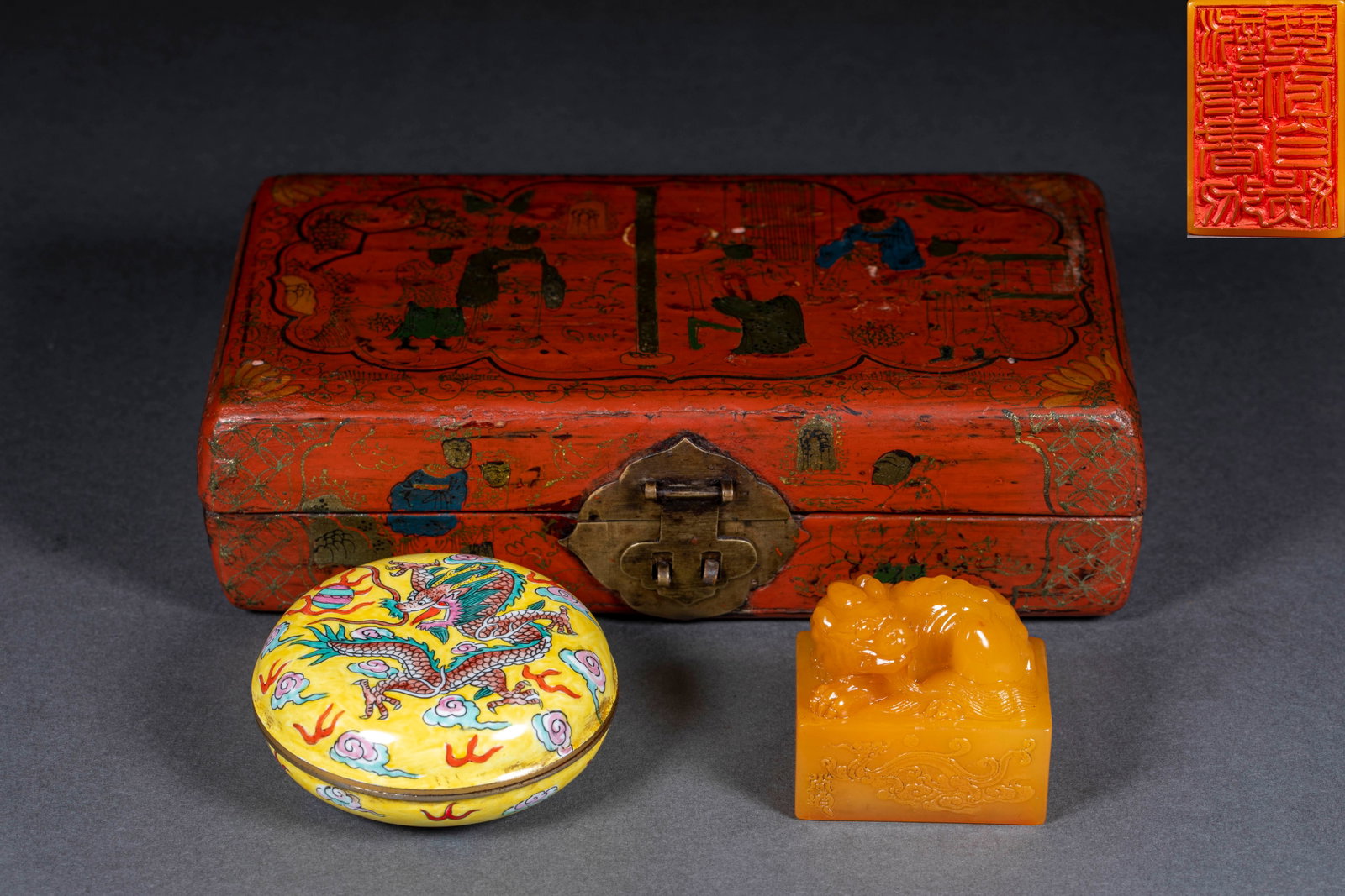 Qing Dinghai-Year Beast-Knop Tianhuang Stone Seal: A Qing dinghai-year tianhuang seal with a round-carved auspicious-beast knop, lively; the tianhuang is warm, coloured like steamed chestnut. The face is inscribed in steady seal script ?? a fine Qing