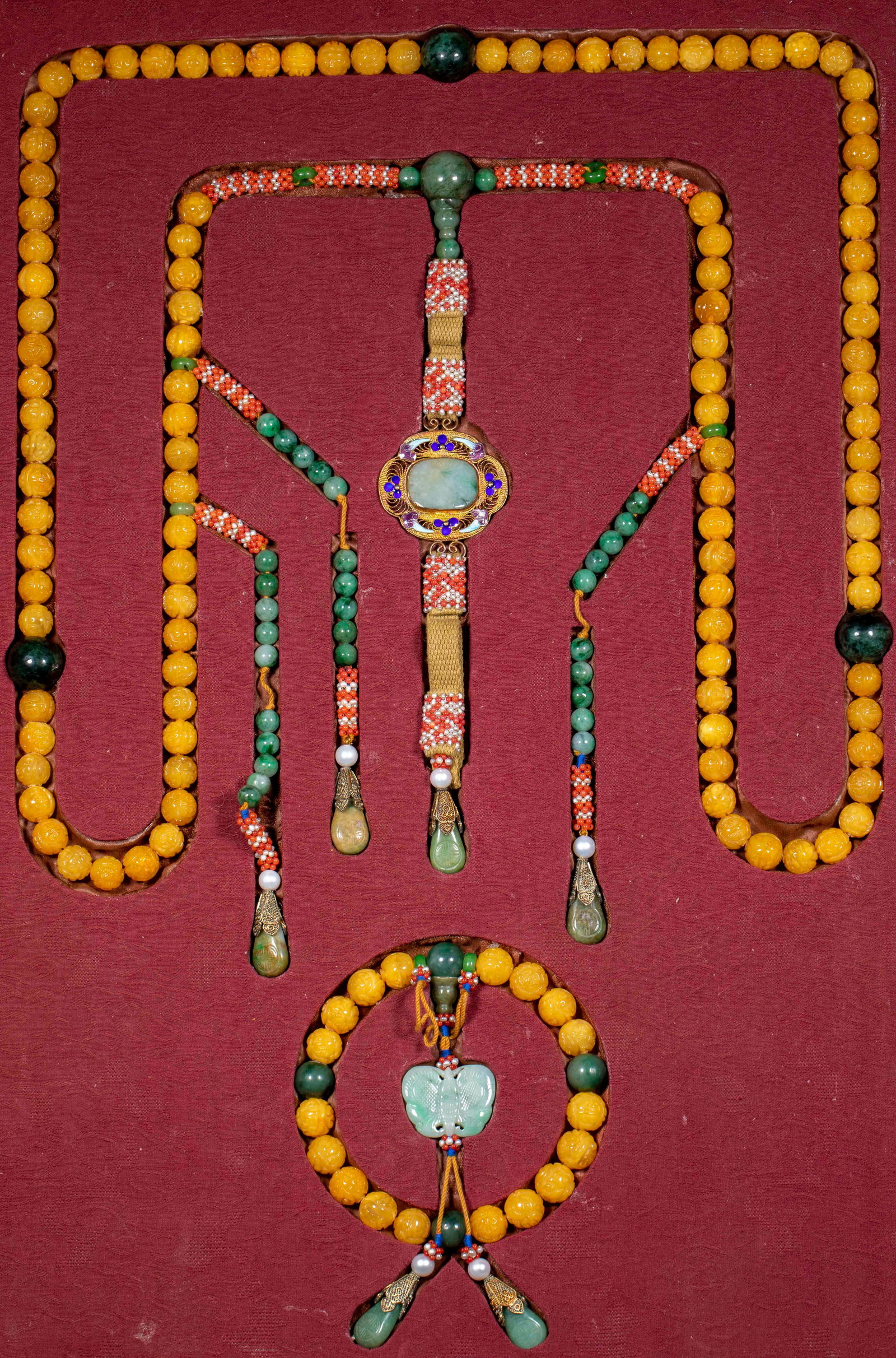 Amber Court-Necklace Hand-Held Beads: Amber hand-held beads of the Qing court-necklace form: rounded amber beads, warm orange-yellow, with buddha-head and pendant. Both a wearing and a reciting string. Court beads single diameter 1.1 cm,