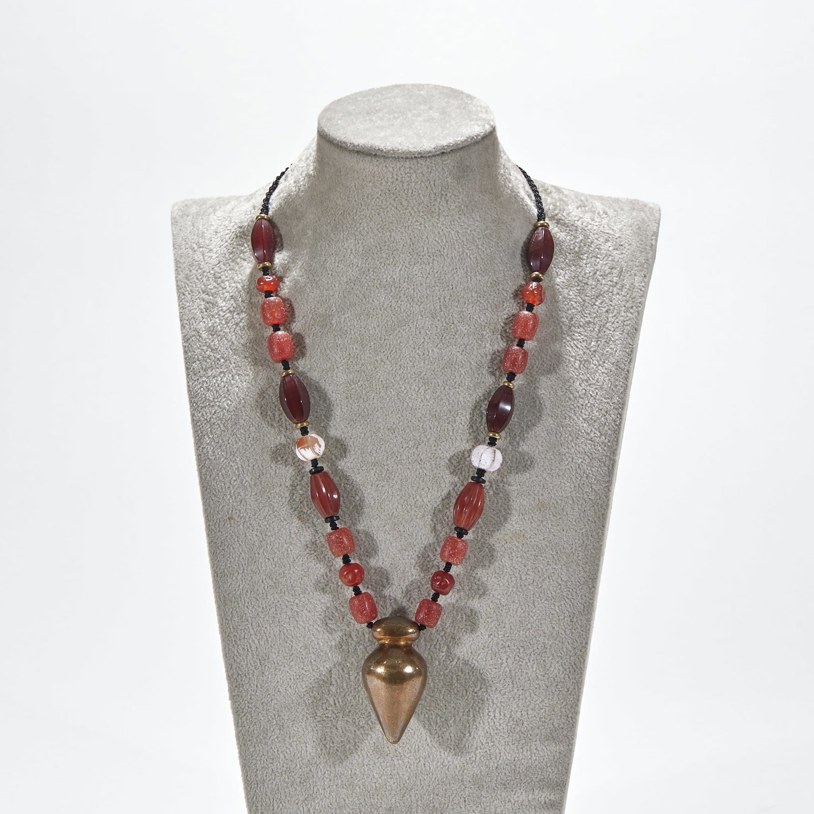 Heart-Shaped Drop with Agate Bamboo Pendant: A heart-shaped drop combined with agate bamboo-joint beads, symbolising rising step by step. Warm material, elegantly worn ?? an auspicious ornament. Drop L 5 cm, W 2.7 cm.