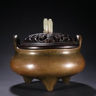 'Shi Gu Zhi Bao' (Treasure of the World) Tripod Upright-Ear Incense Burner: A round incense burner with twin upright ears and three feet, the base possibly cast with 'Shi gu zhi bao'. Pure copper with deep patina ?? a scholar's incense vessel. H 18 cm, W 17.5 cm, 3042 g.