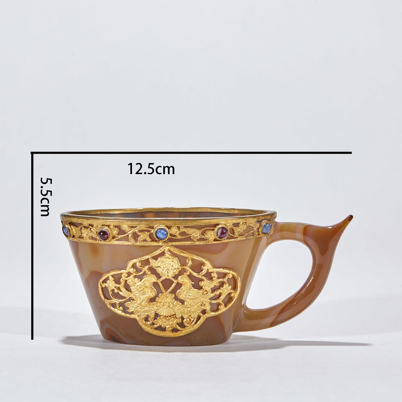 Liao-Dynasty Agate Gold-Wrapped Hand Cup: A Liao agate hand cup with the rim and edges wrapped in gold. The agate grain is magnificent and the gold bright; small and delicate ?? a Liao noble's vessel. H 5.5 cm, L 12.5 cm, W 6.7 cm, 212 g.