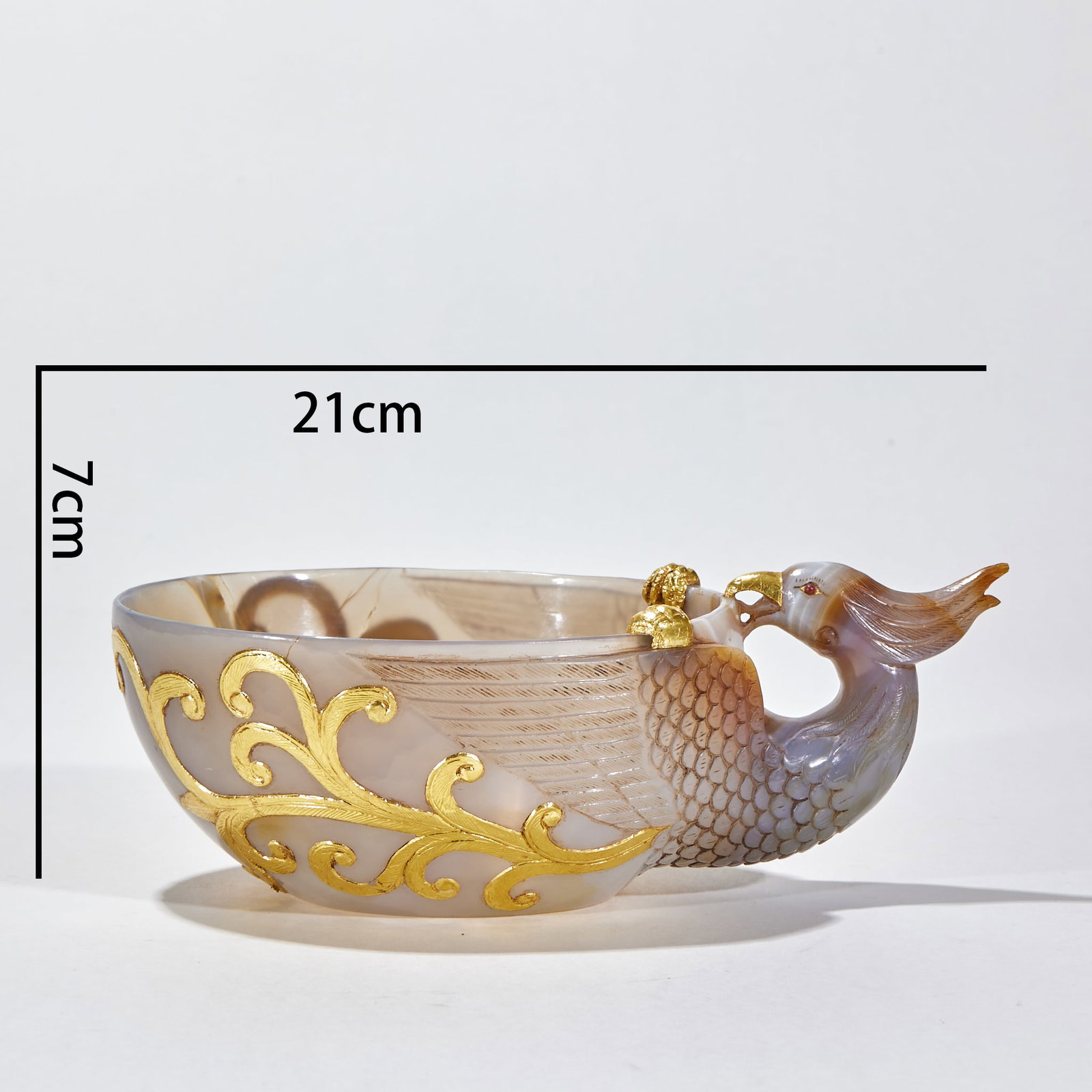 Agate Pure-Gold-Wrapped Phoenix-Head Cup: An agate cup wrapped in pure gold with a phoenix-head spout; the rim and edges are wrapped in pure gold. The agate grain is magnificent and the gold bright, the form unusual ?? a noble's cup. H 7 cm,