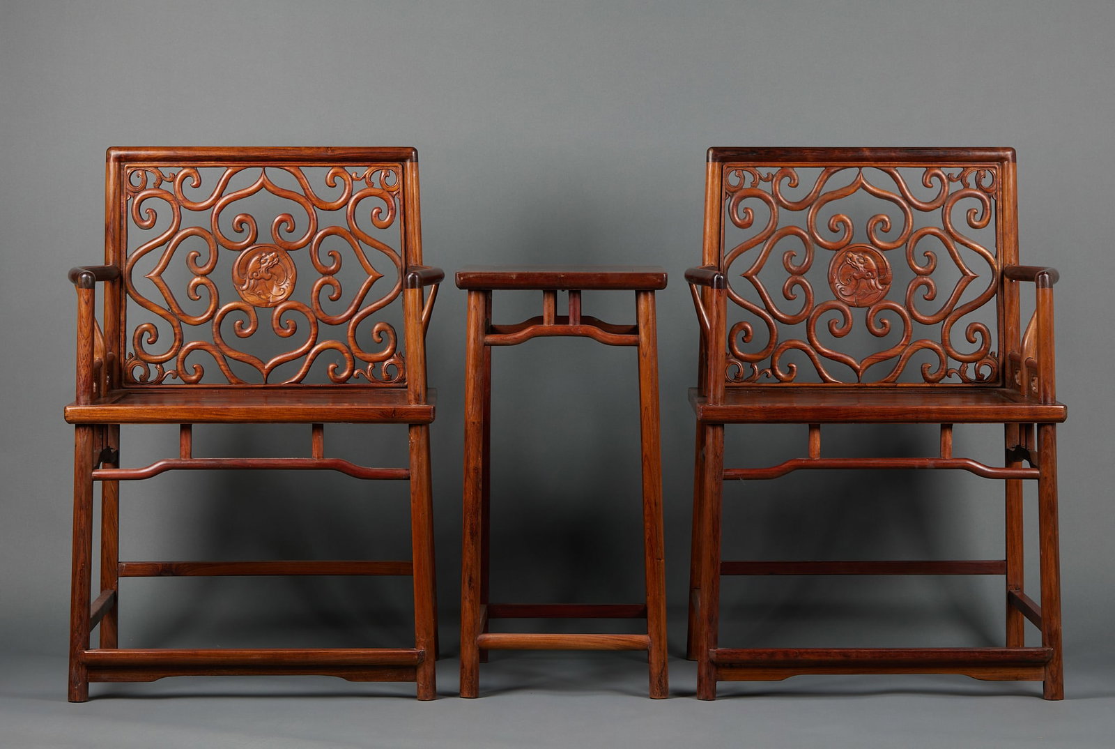 Huanghuali Openwork Beast-Back Chair and Tea-Table Set: A Huanghuali set of a chair with an openwork pierced beast-motif back and a matching tea table. Beautiful wood with magnificent grain and fine carving ?? fine Ming-style furniture. Chair H 92 cm, L