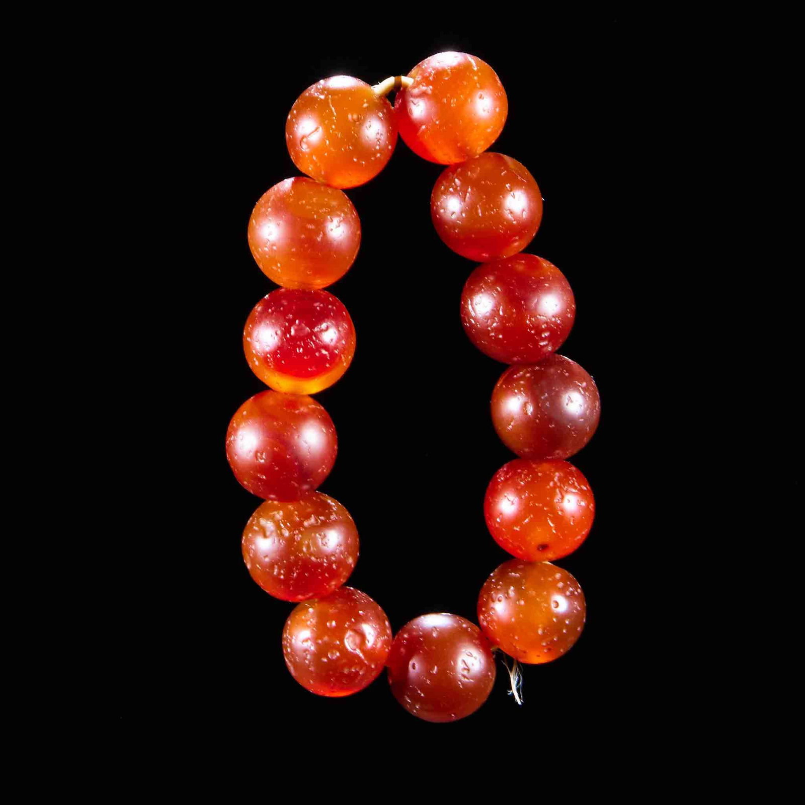Agate Thirteen-Bead Bracelet: An agate bracelet of thirteen beads, rounded with natural grain. Thirteen is a common Buddhist counting number; worn on the wrist, symbolising completeness. Single bead diameter 1.9 cm, 91 g.