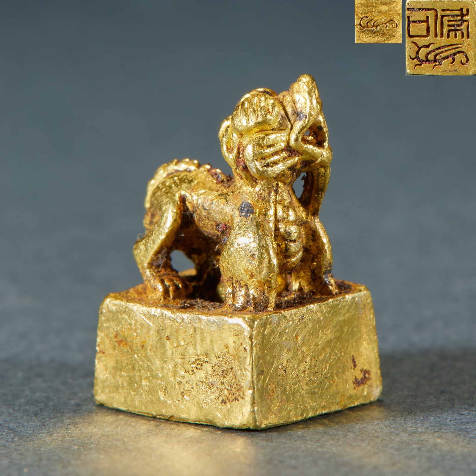 Pure-Gold Lion-Knop Nested Seal: A pure-gold seal with a round-carved lion knop, fierce and lively. Of fine pure gold, nested as one ?? a precious seal, both practical and collectible. H 1.6 cm, L 1.1 cm, W 1 cm, 11 g.