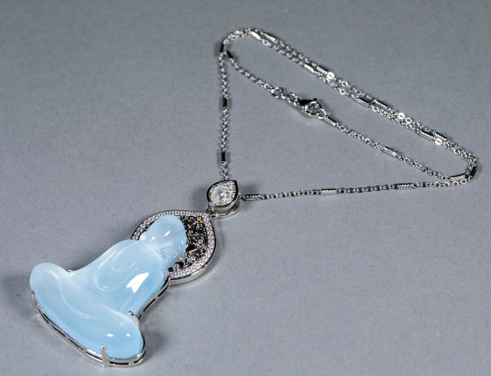 Jewelry Necklace: A jewelry necklace strung of agate, crystal, amber and other multi-treasure beads, colourful and harmoniously matched. Worn at the neck, splendid and elegant ?? auspicious. H 1.5 cm, L 7 cm, W 4 cm,