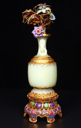 Old-Collection Hetian Jade Vase (1 of 9)