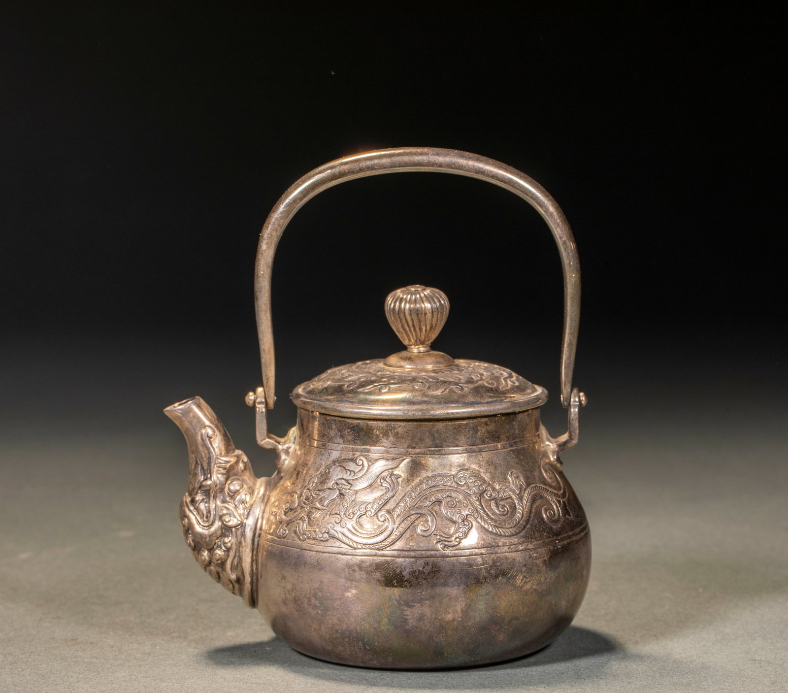 Qing Silver Dragon Ewer: A Qing silver ewer engraved with dragons, fierce forms, with spout and handle complete. Warm silver and fine work ?? a Qing silver piece, practical and display. H 11.5 cm, L 10 cm, W 7 cm, 265 g.